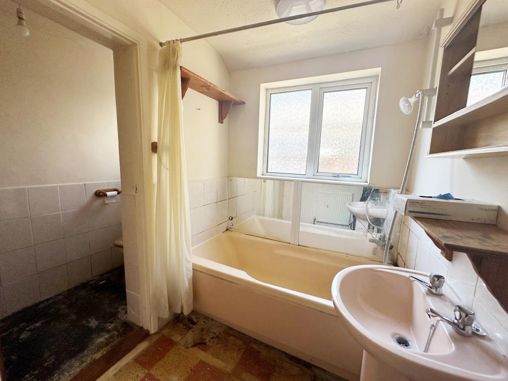 Lot: 162 - TERRACE HOUSE FOR REFURBISHMENT - Bathroom with W.C.